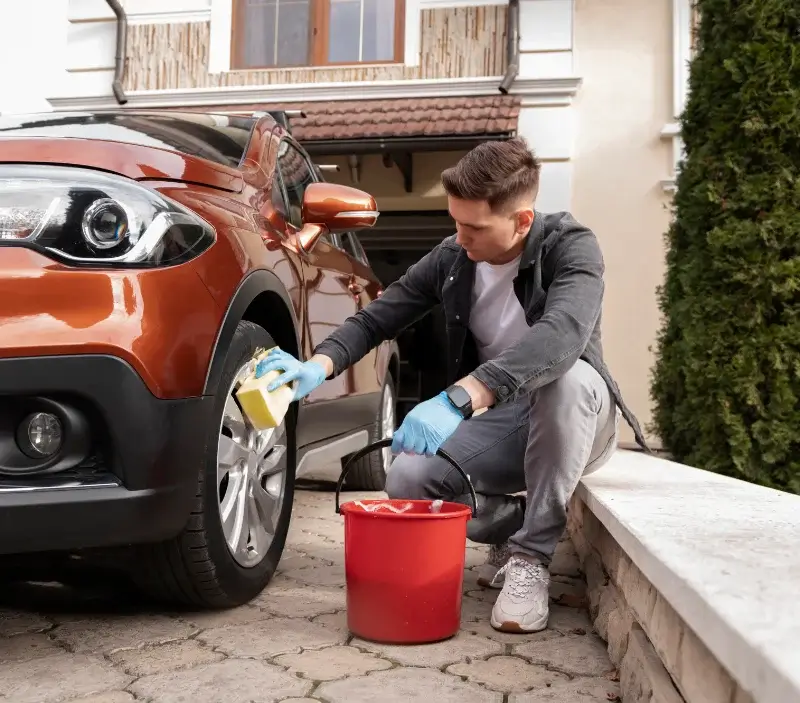Lavage auto à domicile Estoher : professionnel intervenant sur un véhicule